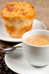 Desayuno con cafe y madalena