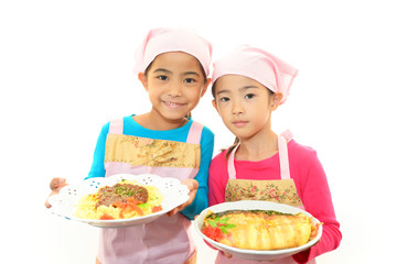料理を運ぶ笑顔の女の子