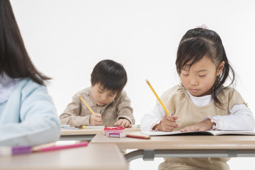 勉強をする子供たち