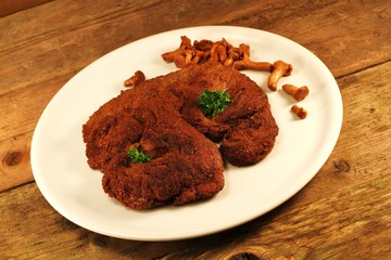 zwei Wiener Schnitzel mit Pfifferlingen