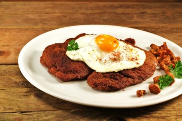 Schnitzel mit Spiegelei