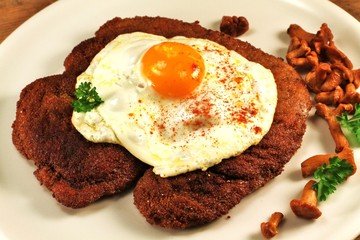 Schnitzel mit Setzei und Pilzen