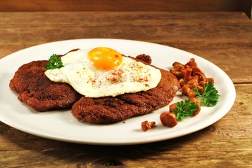 Schnitzel mit Spiegelei und Pfifferlingen