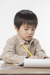 勉強をする男の子