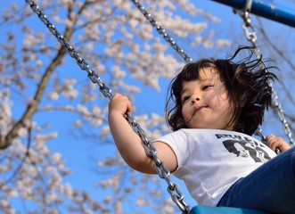 桜の下で遊ぶ少女