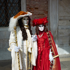 Fototapeta na wymiar Osoba w stroju weneckiego uczęszcza Karnawał w Wenecji.