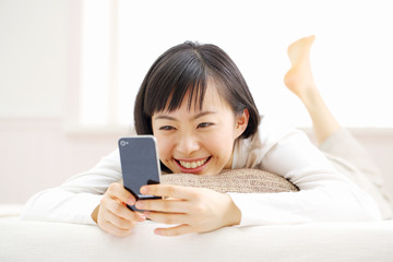 スマートフォン・リラックス・女性