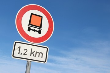 Deutsches Verkehrszeichen: Verbot für kennzeichnungs­pflichtige Kraftfahrzeuge mit gefährlichen...