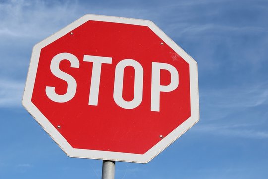 Deutsches Verkehrszeichen: Halt! Vorfahrt gew&auml;hren.