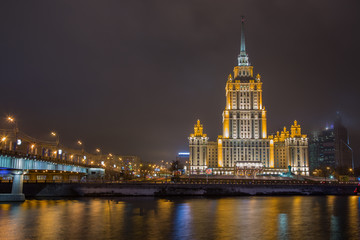 Fototapeta na wymiar Hotel Ukraina w Moskwie