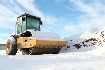 Straßenwalze auf Baustelle im Winter