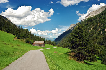 Straße durch das Gschnitztal in Tirol