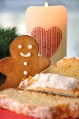 Gingerbread Man mit Marzipanstollen und Kerze