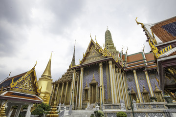 Fototapeta na wymiar Prasat Phra Thep Bidorn