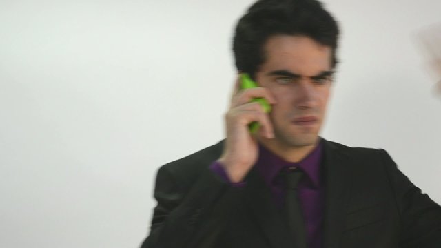 hablando telefono movil joven