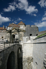 Fototapeta na wymiar Zamek Joux w Doubs widziana z wejściem