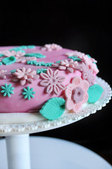 Cake design, dettaglio di fiori di zucchero su torta rosa