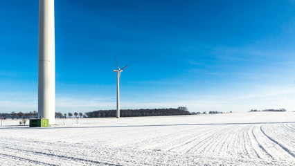 Fototapeta na wymiar Windpark im Winter