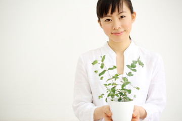 植物を持つ女の子