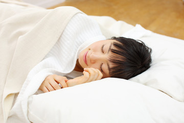 眠る女の子
