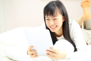 タブレットを使う女の子