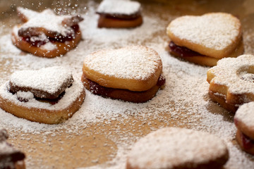 Weihnachtskekse mit Staubzucker
