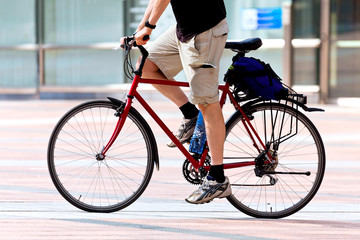 Fototapeta na wymiar Człowiek na rowerze po pracy.