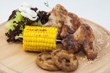 Куриные крылышки с овощами, приготовленные на гриле