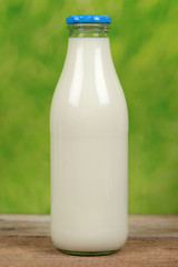 Frische Milch in einer Flasche