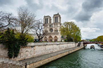 Fototapeta na wymiar Widok z Notre Dame de Paris z Sekwany