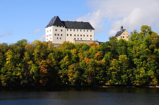 Schloss Burgk an der Saaleschleife im Herbst