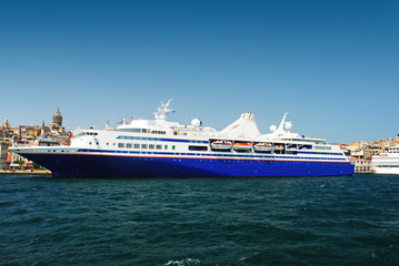 Fototapeta na wymiar The cruise ship in the Bosporus, istanbul