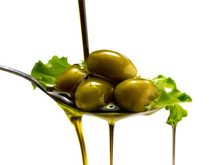 olio e olive su fondo bianco