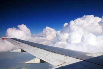 Fototapeta na wymiar Piękny widok nad ziemią na chmury poniżej.