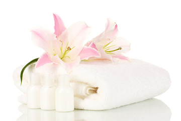 Fototapeta na wymiar piękna lilia z ręcznikiem i butelki samodzielnie na białym tle