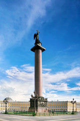 Fototapeta na wymiar Kolumna Aleksandra na placu Pałacowym w Petersburgu