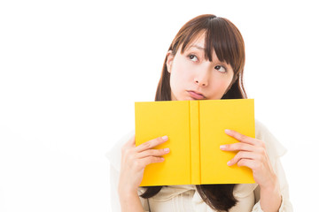 本を読む女性
