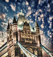 Fototapeta na wymiar Światła i kolorów Tower Bridge nocą - Londyn