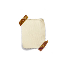 Petit morceau de toile sur fond blanc tenu par de l'adhésif