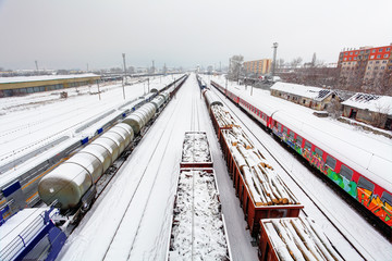 Fototapeta na wymiar Platforma kolejowa Cargo w zimowym, kolejowego - tranportation Towarowej