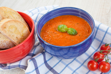 Fresh cream tomato soup with organic garlic and tomatoes