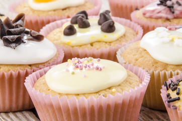 verschieden dekorierte Cupcake
