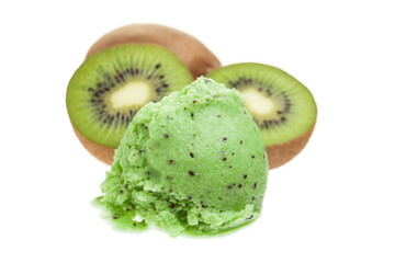 Kiwi-Eis mit Kiwis im weißen Hintergrund
