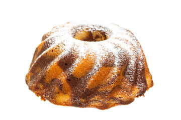 Ganzer Marmorkuchen auf wei&szlig;em Hintergrund