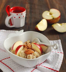 Apple-cinnamon oatmeal with pecans