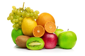 Fototapeta na wymiar Kompozycja z owoców samodzielnie na białym