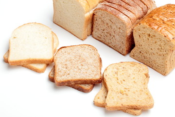 PANE A FETTE PER TOAST SU SFONDO BIANCO