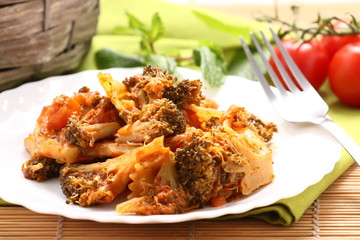 piatto di pasta con i broccoli e carote