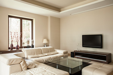 Travertine house: Bright living room