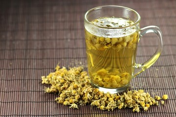 Kamillentee im Glasbecher